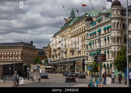 Fähre zum Archipel bei Strömkajenat von Södra Blaiseholmshamnen mit dem Grand Hotel hinter Blasieholmen. Norrmalm, Stockholm. Stockfoto