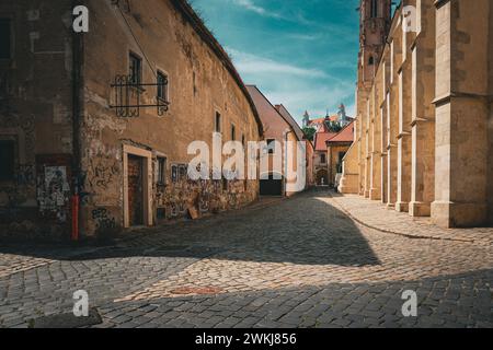 Bratislava, Slowakei, 25. August 2023: Farska-Straße im historischen Zentrum von Bratislava mit Schloss Bratislava im Hintergrund Stockfoto