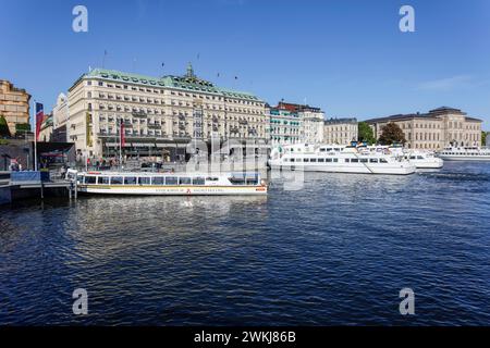 Fähre zum Archipel bei Strömkajenat von Södra Blaiseholmshamnen mit dem Grand Hotel hinter Blasieholmen. Norrmalm, Stockholm. Stockfoto