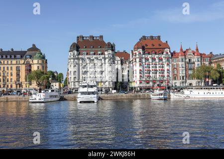 Historische Gebäude am Strandvagen 7 sind das Hotel Esplanade (l) und das Hotel Diplomat (r) hinter Booten und Fähren in Nybroviken, Ostermalm, Stockholm Stockfoto