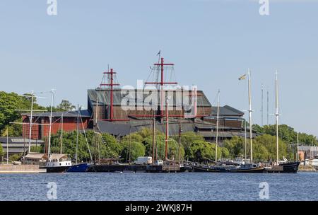 Historische Schiffe, die von einer ehemaligen Marineschifffahrt in Galärvarvet vor dem Vasa-Museum in Vasamuseet in Djurgården, Stockholm, vertäut wurden Stockfoto