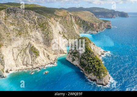 Blick aus der Vogelperspektive auf die Plakaki-Felsen auf der Insel Zakynthos, Ionisches Meer, Griechenland. Stockfoto