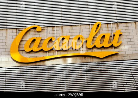 Barcelona, Spanien - 18. Februar 2024: Nahaufnahme des Cacaolat-Schildes in der Fassade des Hauptquartiers von Cacaolat und Letona. Cacaolat ist die Marke von a b Stockfoto