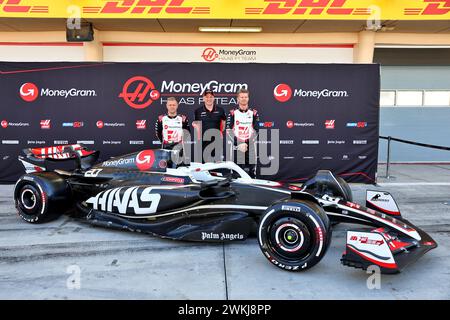 Sakhir, Bahrain. Februar 2024. (L bis R): Kevin Magnussen (DEN) Haas F1 Team; Karsten Pedersen, MoneyGram Fan und Nico Hulkenberg (GER) Haas VF-24. 21.02.2024. Formel-1-Test, Sakhir, Bahrain, Tag 1. Das Foto sollte lauten: XPB/Alamy Live News. Stockfoto