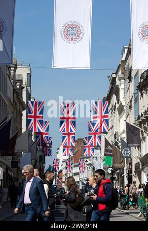 Die Old Bond Street ist mit dem Emblem der Krönung und den Gewerkschaftsflaggen geschmückt, während sich London auf die Krönung von König Karl III. Vorbereitet Stockfoto