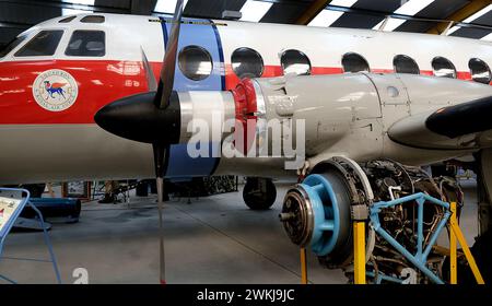 Ausstellungen von Flugzeugen, Waffen und Zubehör in Museumsbügeln. Stockfoto