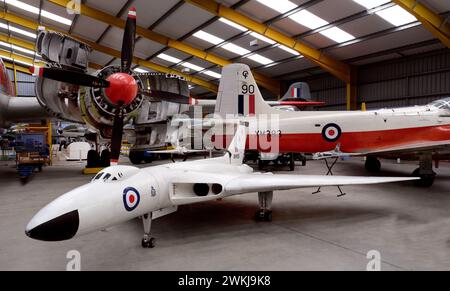 Ausstellungen von Flugzeugen, Waffen und Zubehör in Museumsbügeln. Stockfoto