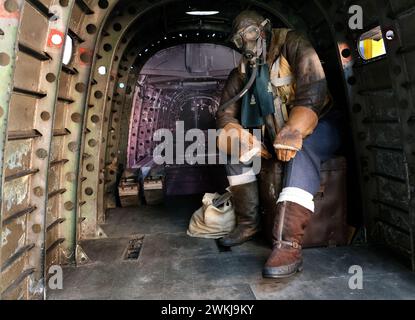 Ausstellungen von Flugzeugen, Waffen und Zubehör in Museumsbügeln. Stockfoto