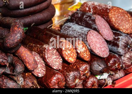 Serbische traditionell hergestellte und rauchgetrocknete Würstchen auf einem Bauernmarkt im Dorf Kacarevo, jährliches Festival mit Gastro-Speck und Trockenfleischprodukten Stockfoto