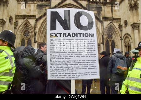 London, England, Großbritannien. Februar 2024. Am zweiten Tag von Julian Assanges Auslieferungsverhandlung versammeln sich Unterstützer vor dem High Court. (Kreditbild: © Vuk Valcic/ZUMA Press Wire) NUR REDAKTIONELLE VERWENDUNG! Nicht für kommerzielle ZWECKE! Stockfoto