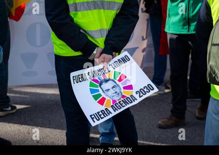 Demonstration spanischer Landwirte in Madrid Protest gegen Pedro Sanchez während der Demonstration der Landwirte in Madrid der Protest, der von spanischen Gewerkschaften organisiert wird, konzentriert sich auf die Bedenken über unlauteren Wettbewerb mit Erzeugnissen aus Drittländern. Die Landwirte sind auch unglücklich über die mageren Gewinne aus ihren Kulturen und kritisieren die EU-Agrarpolitik. Madrid Puerta de Alcala Madrid Spanien Copyright: XAlbertoxGardinx AGardin 20240221 manifestacion tractores madrid 022 Stockfoto