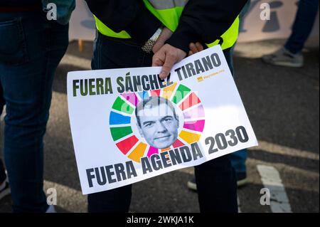 Demonstration spanischer Landwirte in Madrid Protest gegen Pedro Sanchez während der Demonstration der Landwirte in Madrid der Protest, der von spanischen Gewerkschaften organisiert wird, konzentriert sich auf die Bedenken über unlauteren Wettbewerb mit Erzeugnissen aus Drittländern. Die Landwirte sind auch unglücklich über die mageren Gewinne aus ihren Kulturen und kritisieren die EU-Agrarpolitik. Madrid Puerta de Alcala Madrid Spanien Copyright: XAlbertoxGardinx AGardin 20240221 manifestacion tractores madrid 024 Stockfoto