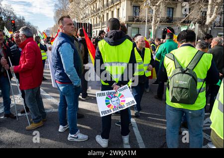 Demonstration spanischer Landwirte in Madrid Protest gegen Pedro Sanchez während der Demonstration der Landwirte in Madrid der Protest, der von spanischen Gewerkschaften organisiert wird, konzentriert sich auf die Bedenken über unlauteren Wettbewerb mit Erzeugnissen aus Drittländern. Die Landwirte sind auch unglücklich über die mageren Gewinne aus ihren Kulturen und kritisieren die EU-Agrarpolitik. Madrid Puerta de Alcala Madrid Spanien Copyright: XAlbertoxGardinx AGardin 20240221 manifestacion tractores madrid 023 Stockfoto