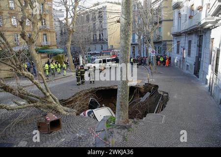 Neapel, Italien. Februar 2024. Im Stadtteil Vomero von Neapel, wo zwei Autos, einer parkte und der andere unterwegs, von einem großen Loch verschlossen wurden, das sich in der Gegend von San Martino öffnete, aufgrund von noch zu klärenden Ursachen. Quelle: Unabhängige Fotoagentur/Alamy Live News Stockfoto