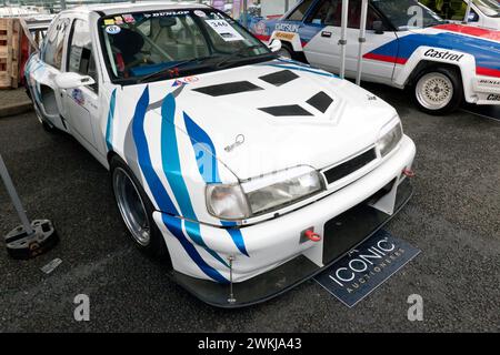 Dreiviertel-Vorderansicht eines Ford Sierra Sapphire Thunder Saloon aus dem Jahr 1990, der auf dem Silverstone Festival 2023 in der legendären Auktion verkauft wird Stockfoto