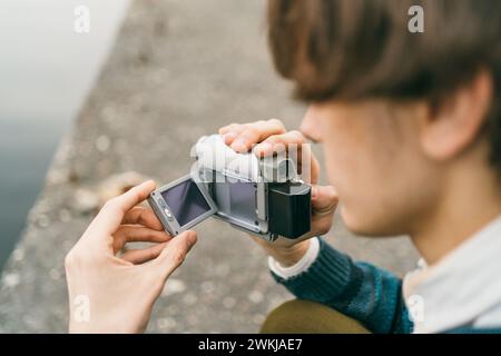 Hände halten und einstellen altmodische tragbare Kamera. Stockfoto