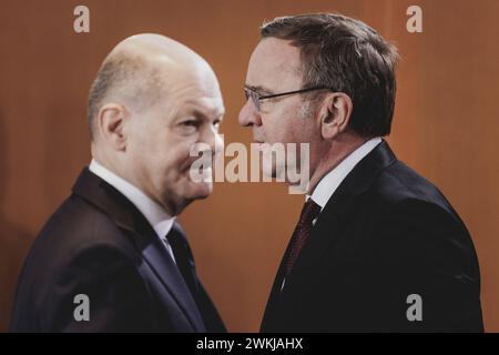 L-R Olaf Scholz SPD, Bundeskanzler, und Boris Pistorius SPD, Bundesminister der Verteidigung, aufgenommen im Rahmen der woechentlichen Sitzung des Kabinetts in Berlin, 21.02.2024. Berlin Deutschland *** L R Bundeskanzler Olaf Scholz SPD und Bundesverteidigungsminister Boris Pistorius SPD anlässlich der wöchentlichen Kabinettssitzung in Berlin, 21 02 2024 Berlin Deutschland Copyright: XFlorianxGaertnerx Stockfoto