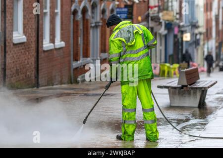 Preston, Lancashire. Wetter in Großbritannien. Februar 2024. Starke Winde und starker Regen für Käufer im Stadtzentrum. Credit; MediaWorldImages/AlamyLiveNews Stockfoto