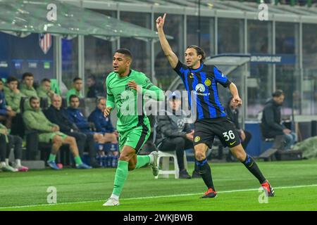 Mailand, Italien. Februar 2024. Lino (12) von Atletico Madrid und Matteo Darmian (36) von Inter beim UEFA Champions League-Spiel zwischen Inter und Atletico Madrid bei Giuseppe Meazza in Mailand. (Foto: Gonzales Photo/Alamy Live News Stockfoto