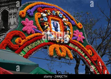 Buntes Blumengebinde an einer Kirche, Colonia Centro, Mexiko Stadt *** buntes Blumenarrangement in einer Kirche, Colonia Centro, Mexiko-Stadt Stockfoto