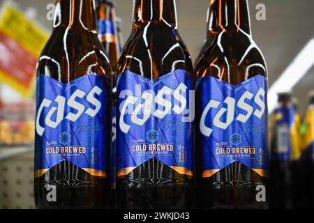 Honolulu, HI - 23. Dezember 2023 : die koreanische Biermarke Cass Fresh Cold Brewed Flakons mit blauen Etiketten wurden in die USA importiert. Stockfoto