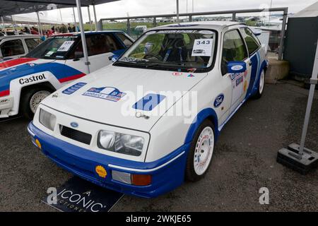 Dreiviertel-Frontansicht eines Ford Sierra Cosworth aus dem Jahr 1986, der auf dem Silverstone Festival 2023 in der legendären Auktion verkauft wird Stockfoto