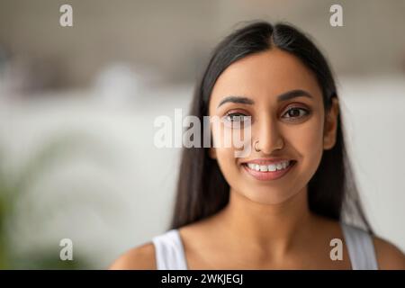 Nahaufnahme einer wunderschönen indianerin, die im Badezimmer weißes Oberteil trägt Stockfoto