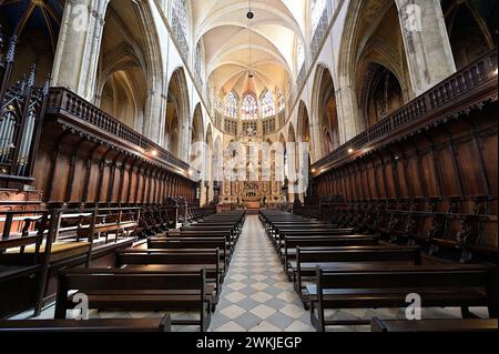 Blick auf die gotischen Chorbuden an der Kathedrale St. Stephan (Etienne) mit Blick nach Osten in Richtung Apsis und Hauptaltar, Toulouse, Frankreich Stockfoto