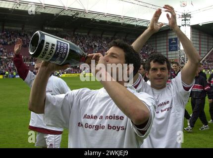 HEARTS V HIBS, TYNECASTLE, 21/5/00. Darren Jackson und Tomas Flogel feiern. Stockfoto