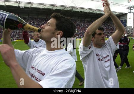 HEARTS V HIBS, TYNECASTLE, 21/5/00. Darren Jackson und Tomas Flogel feiern. Stockfoto