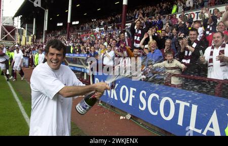 HEARTS V HIBS, TYNECASTLE, 21/5/00. Darren Jackson feiert. Stockfoto