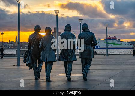 Das Beatles-Denkmal am Pier Head Liverpool Merseyside bei Sonnenuntergang Stockfoto