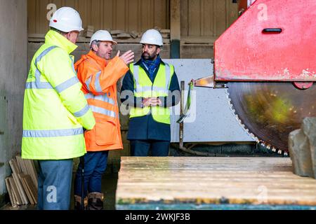 Der erste Minister Humza Yousaf mit Professor Russel Griggs (links) und Geschäftsführer von Hutton Stone Marcus Paine (Mitte) bei einem Besuch bei Hutton Stone Ltd in West Fishwick an der schottischen Grenze, Ankündigung der ersten Runde des Fonds für umweltfreundliche Innovation von South of Scotland Enterprise. Bilddatum: Mittwoch, 21. Februar 2024. Stockfoto