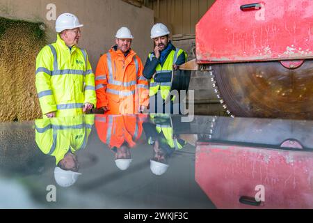 Der erste Minister Humza Yousaf mit Professor Russel Griggs (links) und Geschäftsführer von Hutton Stone Marcus Paine (Mitte) bei einem Besuch bei Hutton Stone Ltd in West Fishwick an der schottischen Grenze, Ankündigung der ersten Runde des Fonds für umweltfreundliche Innovation von South of Scotland Enterprise. Bilddatum: Mittwoch, 21. Februar 2024. Stockfoto