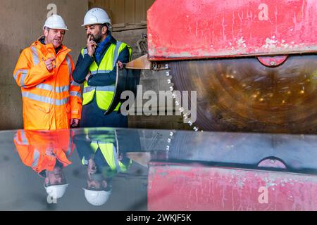 Premierminister Humza Yousaf mit dem Geschäftsführer von Hutton Stone Marcus Paine (links) anlässlich eines Besuchs bei Hutton Stone Ltd in West Fishwick an der schottischen Grenze, um die erste Runde des Green Innovation Fund von South of Scotland Enterprise anzukündigen. Bilddatum: Mittwoch, 21. Februar 2024. Stockfoto