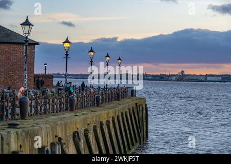 Die Uferpromenade am Liverpool Maritime Museum Royal Albert Dock, Liverpool L3 4AQ Stockfoto