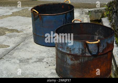 Foto von zwei Mülleimern aus gebrauchten Dosen Stockfoto