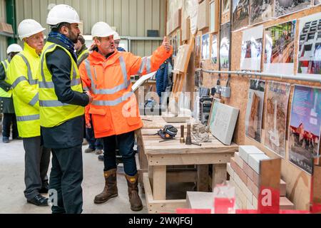 Der erste Minister Humza Yousaf mit Professor Russel Griggs (links) und Geschäftsführer von Hutton Stone Marcus Paine (rechts) bei einem Besuch bei Hutton Stone Ltd in West Fishwick an der schottischen Grenze, Ankündigung der ersten Runde des Fonds für umweltfreundliche Innovation von South of Scotland Enterprise. Bilddatum: Mittwoch, 21. Februar 2024. Stockfoto