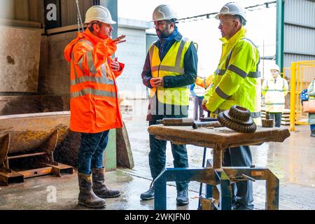 Der erste Minister Humza Yousaf mit dem Geschäftsführer von Hutton Stone Marcus Paine (links) und dem Vorsitzenden des South of Scotland Enterprise Professor Russel Griggs (rechts) während eines Besuchs bei Hutton Stone Ltd in West Fishwick an der schottischen Grenze, Ankündigung der ersten Runde des Fonds für umweltfreundliche Innovation von South of Scotland Enterprise. Bilddatum: Mittwoch, 21. Februar 2024. Stockfoto