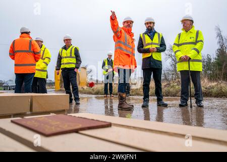 Der erste Minister Humza Yousaf mit dem Geschäftsführer von Hutton Stone Marcus Paine (links) und dem Vorsitzenden des South of Scotland Enterprise Professor Russel Griggs (rechts) während eines Besuchs bei Hutton Stone Ltd in West Fishwick an der schottischen Grenze, Ankündigung der ersten Runde des Fonds für umweltfreundliche Innovation von South of Scotland Enterprise. Bilddatum: Mittwoch, 21. Februar 2024. Stockfoto