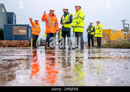 Der erste Minister Humza Yousaf mit dem Geschäftsführer von Hutton Stone Marcus Paine (links) und dem Vorsitzenden des South of Scotland Enterprise Professor Russel Griggs (rechts) während eines Besuchs bei Hutton Stone Ltd in West Fishwick an der schottischen Grenze, Ankündigung der ersten Runde des Fonds für umweltfreundliche Innovation von South of Scotland Enterprise. Bilddatum: Mittwoch, 21. Februar 2024. Stockfoto