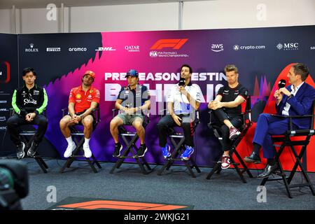 Sakhir, Bahrain. Februar 2024. (L bis R): Zhou Guanyu (CHN) sauber; Carlos Sainz Jr (ESP) Ferrari; Sergio Perez (MEX) Red Bull Racing; Daniel Ricciardo (aus) RB; Nico Hulkenberg (GER) Haas F1-Team; Tom Clarkson (GBR) Journalist bei der FIA-Pressekonferenz. 21.02.2024. Formel-1-Test, Sakhir, Bahrain, Tag 1. Das Foto sollte lauten: XPB/Alamy Live News. Stockfoto