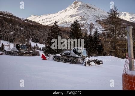 Ratraks operieren an der Skipiste von Val-Cenis, einem Skigebiet in den französischen Alpen Stockfoto