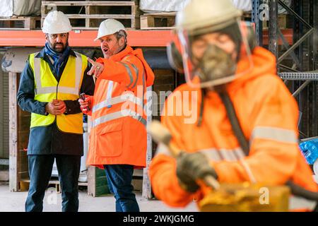 Premierminister Humza Yousaf mit dem Geschäftsführer von Hutton Stone Marcus Paine (rechts) während eines Besuchs bei Hutton Stone Ltd in West Fishwick, an der schottischen Grenze, um die erste Runde des Green Innovation Fund von South of Scotland Enterprise anzukündigen. Bilddatum: Mittwoch, 21. Februar 2024. Stockfoto