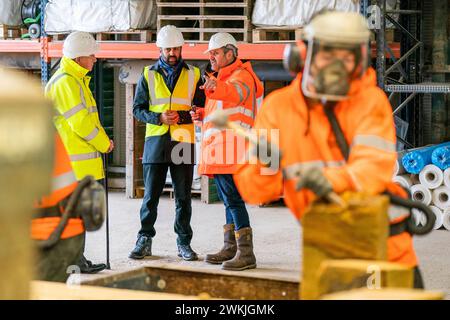 Premierminister Humza Yousaf mit dem Geschäftsführer von Hutton Stone Marcus Paine (rechts) während eines Besuchs bei Hutton Stone Ltd in West Fishwick, an der schottischen Grenze, um die erste Runde des Green Innovation Fund von South of Scotland Enterprise anzukündigen. Bilddatum: Mittwoch, 21. Februar 2024. Stockfoto