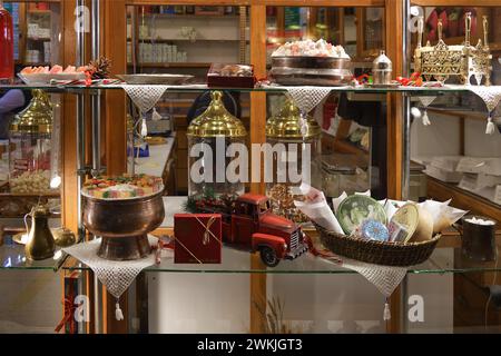 Istanbul, Türkei - 11. Dezember 2023: Dekor einer Ausstellung in einem von vielen Süßwarenläden in Istanbul Stockfoto