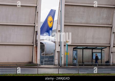 21. Februar 2024, Hessen, Frankfurt/Main: Am Rhein-Main-Flughafen parkt ein Flugzeug der Lufthansa. Der Warnschlag des Lufthansa Bodenstabs endete um 7,10 Uhr. Foto: Andreas Arnold/dpa Stockfoto