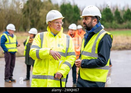 Der erste Minister Humza Yousaf mit dem Vorsitzenden des South of Scotland Enterprise Professor Russel Griggs (links) während eines Besuchs bei Hutton Stone Ltd in West Fishwick, an der schottischen Grenze, um die erste Runde des South of Scotland Enterprise Green Innovation Fund anzukündigen. Bilddatum: Mittwoch, 21. Februar 2024. Stockfoto