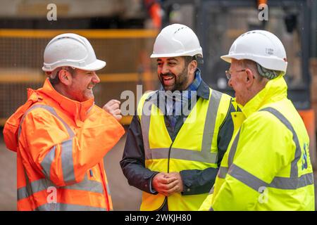 Der erste Minister Humza Yousaf mit dem Geschäftsführer von Hutton Stone Marcus Paine (links) und dem Vorsitzenden des South of Scotland Enterprise Professor Russel Griggs (rechts) während eines Besuchs bei Hutton Stone Ltd in West Fishwick an der schottischen Grenze, Ankündigung der ersten Runde des Fonds für umweltfreundliche Innovation von South of Scotland Enterprise. Bilddatum: Mittwoch, 21. Februar 2024. Stockfoto