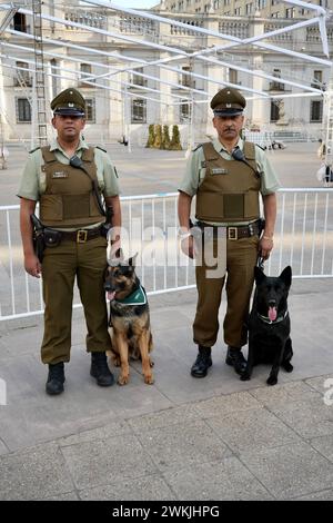 Polizeibeamte mit Hunden vor dem La Moneda Palast, Büro des Präsidenten von Chile. Santiago, Chile. Stockfoto